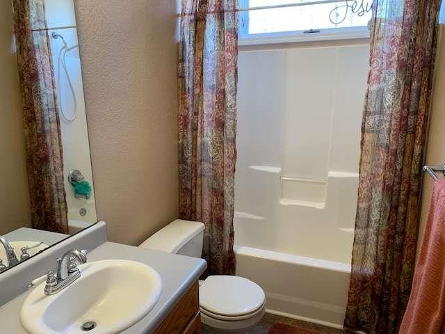 789 N Falling Waters Dr N, Demorest, GA 30535 - bathroom with toilet, vanity, shower / tub combo, and a textured wall