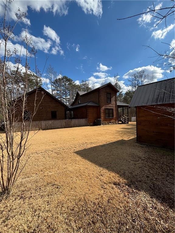 view of yard featuring an outbuilding