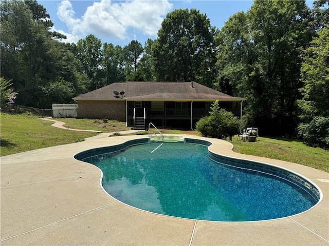 view of swimming pool with a lawn