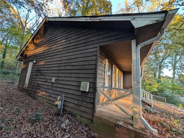 view of side of property with an outdoor structure