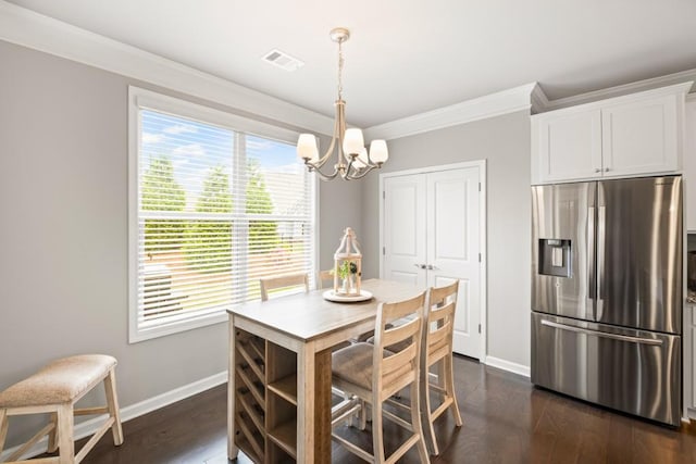 dining room with crown molding, dark wood-style flooring, a notable chandelier, baseboards, and visible vents