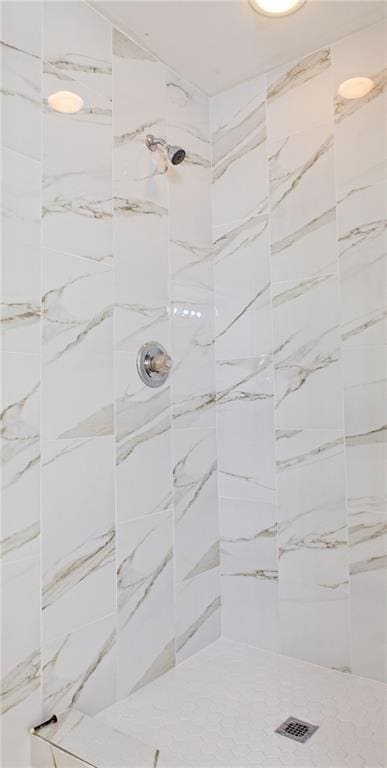 bathroom featuring a tile shower