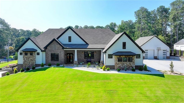 view of front facade featuring a front lawn