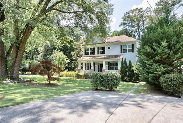 view of front facade featuring a front yard and covered porch