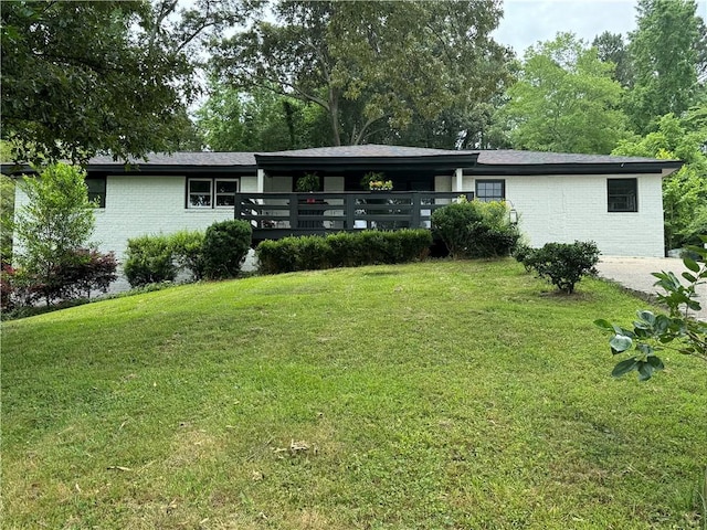 view of front of property featuring a front lawn