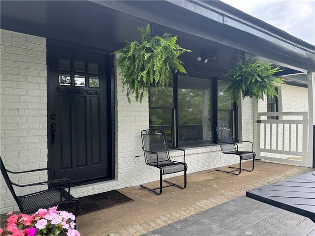 property entrance featuring a porch