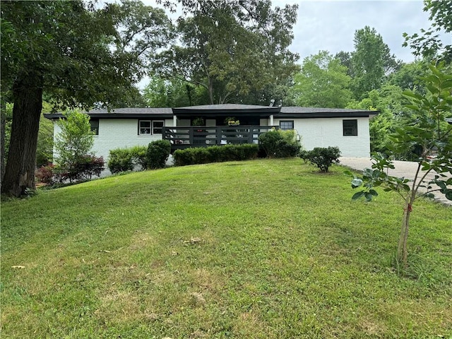 single story home featuring a front lawn