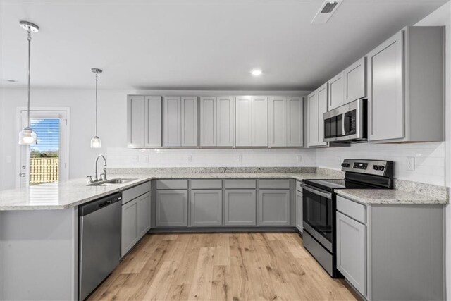 empty room featuring carpet floors, recessed lighting, and baseboards