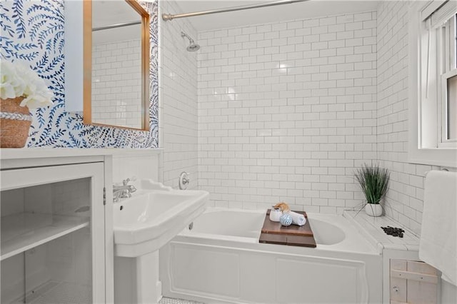 bathroom with tiled shower / bath combo