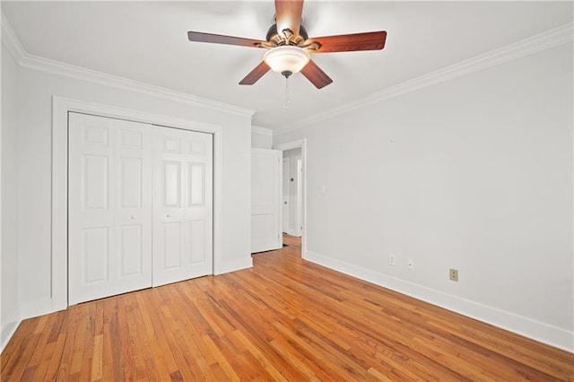 unfurnished bedroom with ornamental molding, ceiling fan, light hardwood / wood-style floors, and a closet