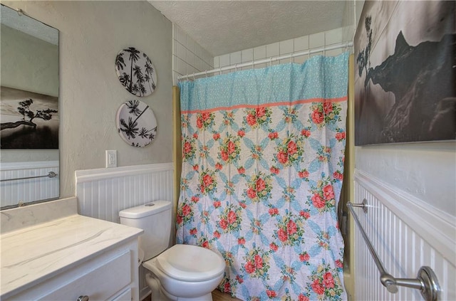 36 Skyview Cir, Cartersville, GA 30120 - bathroom featuring a shower with curtain, toilet, vanity, a textured ceiling, and wainscoting