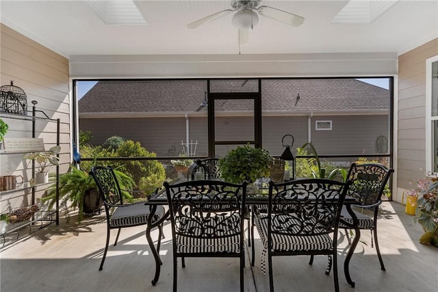 sunroom with ceiling fan