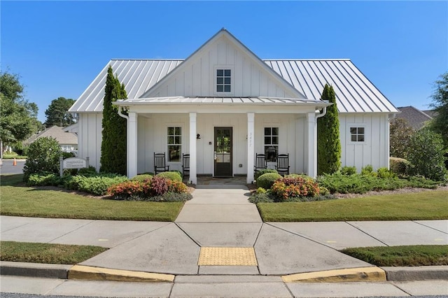 view of front of property with a front lawn and a porch