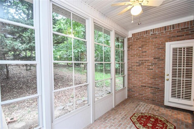 sunroom / solarium featuring ceiling fan