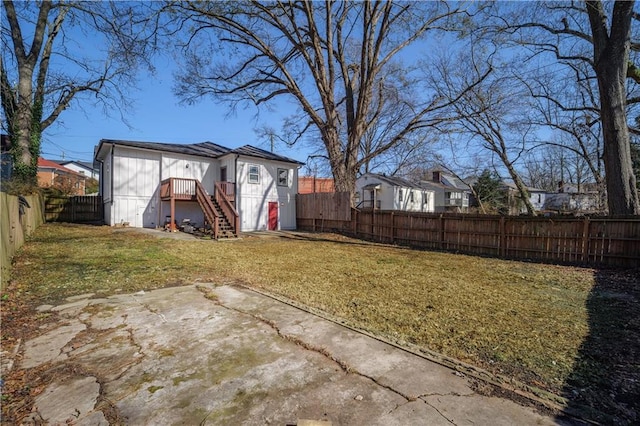 view of yard featuring a patio area