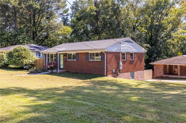 single story home featuring a front lawn