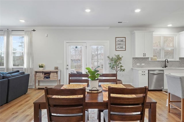 dining room featuring recessed lighting, visible vents, crown molding, and light wood finished floors