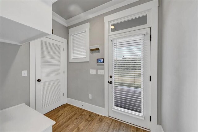 dining area featuring crown molding, a chandelier, and light hardwood / wood-style flooring