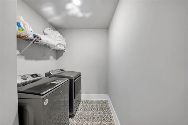 bedroom featuring ceiling fan, ornamental molding, carpet floors, and a closet