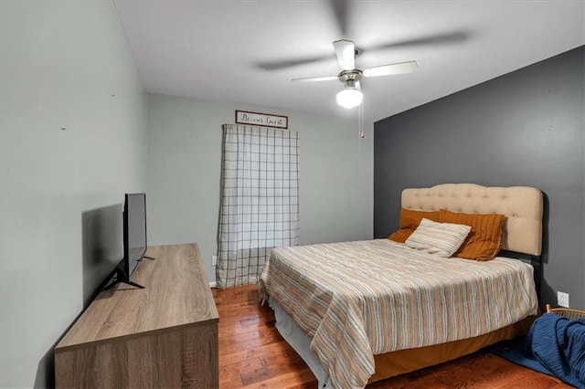 bedroom featuring wood finished floors and a ceiling fan