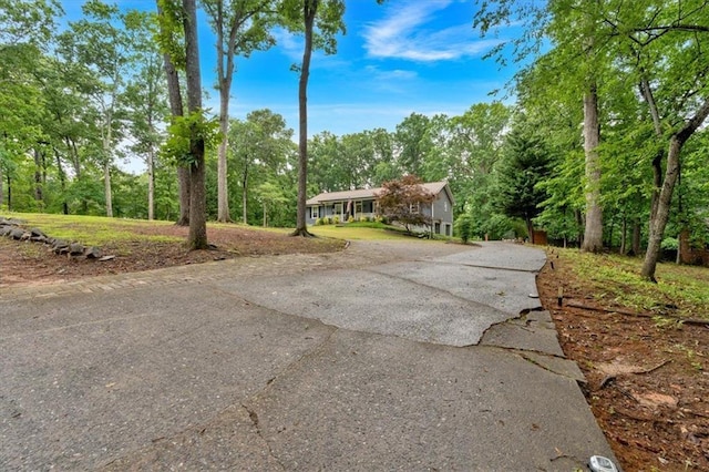 ranch-style house featuring driveway