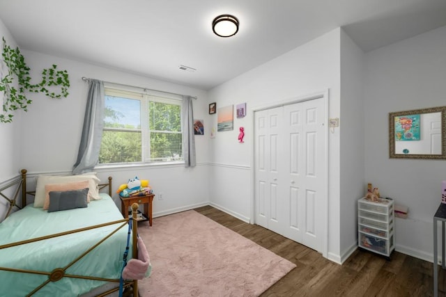 3142 Chamblee Gap Rd, Cumming, GA 30040 - bedroom with wood finished floors, a closet, and baseboards
