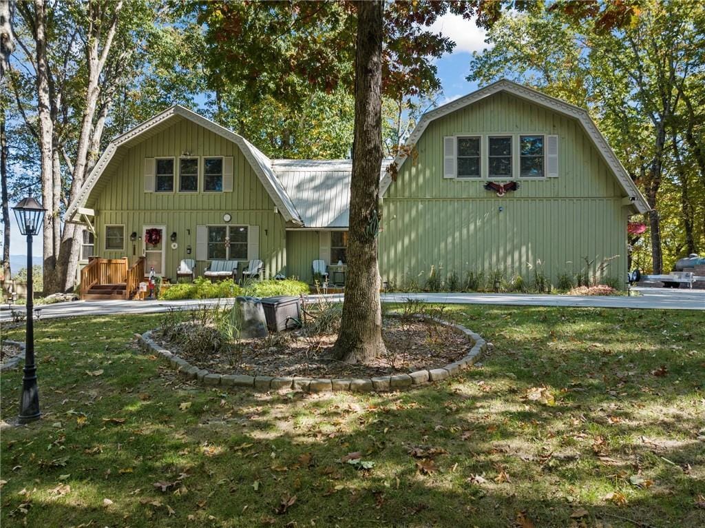 35 Lucerne Pl, Sautee Nacoochee, GA 30571 - view of front facade with a gambrel roof and a front lawn