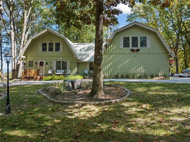 35 Lucerne Pl, Sautee Nacoochee, GA 30571 - view of front facade with a gambrel roof and a front lawn