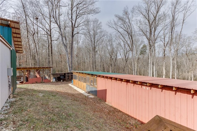 view of yard featuring an outdoor structure