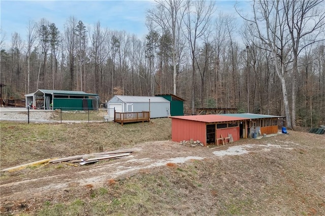 view of yard featuring an outbuilding