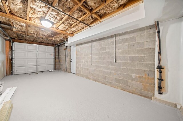 unfurnished room featuring dark wood-type flooring and ceiling fan