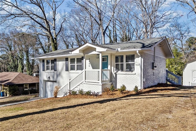 view of front of house featuring a garage and a front yard