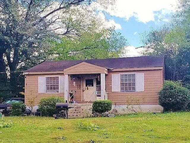 exterior space featuring a front yard