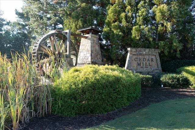 view of community / neighborhood sign