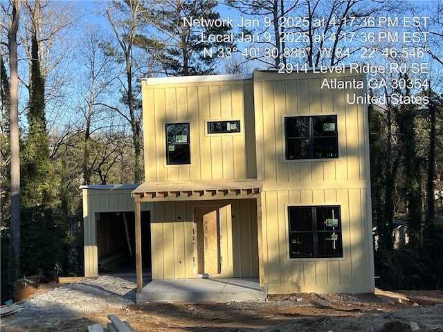 view of front facade with a carport