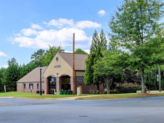 view of front facade featuring a front lawn and brick siding