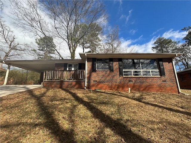 view of front of home with a front lawn, a carport, and a porch