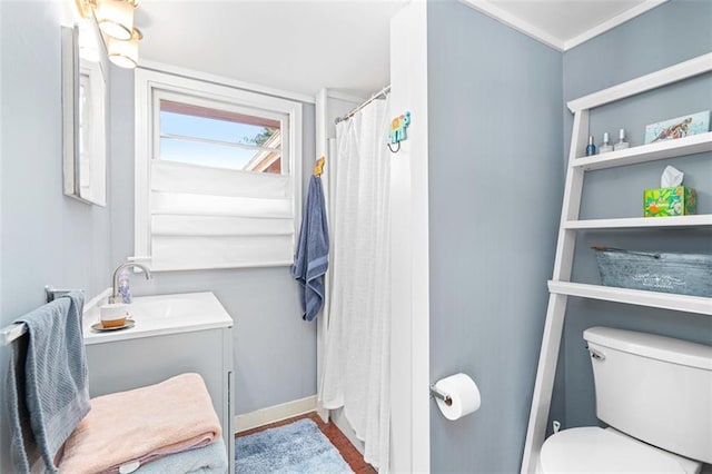 full bathroom featuring a shower with shower curtain, vanity, and toilet