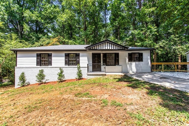 view of front of property featuring a carport and covered porch