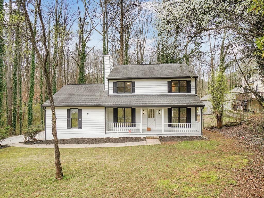 view of front of house featuring a front yard and a porch