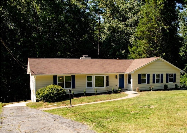 single story home with a front yard