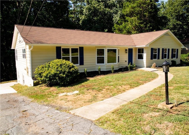 ranch-style house featuring a front yard