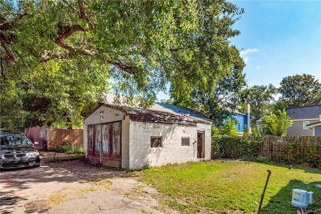 view of outdoor structure with an outbuilding and fence