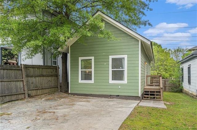 back of house featuring a lawn