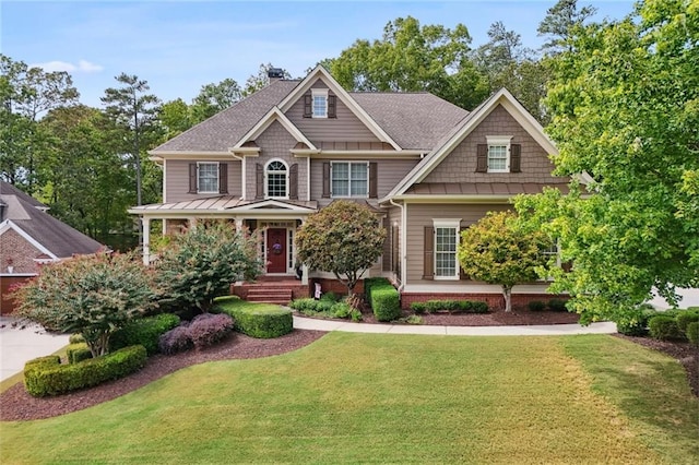 craftsman inspired home featuring a front yard