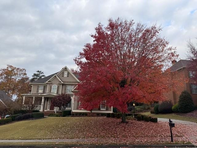 view of front of property featuring a front yard