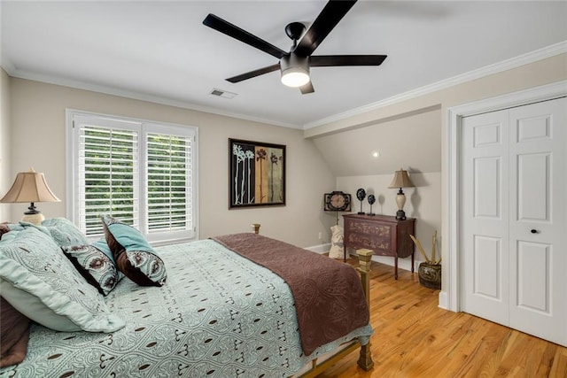 530 Twinflower Ct, Roswell, GA 30075 - bedroom with light wood finished floors, crown molding, a closet, ceiling fan, and lofted ceiling