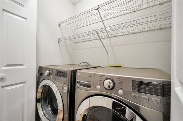 5600 Walnut Creek Ct NW, Lilburn, GA 30047 - laundry room featuring washing machine and clothes dryer