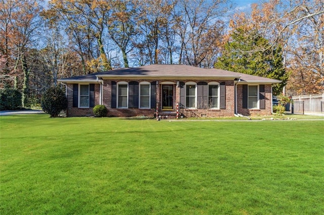 ranch-style home featuring a front lawn