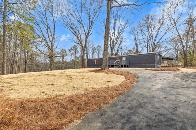 view of front facade featuring driveway